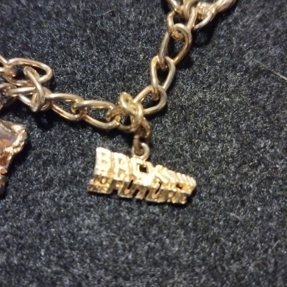 Vintage 1980's Universal Studios gold tone charm Bracelet with 6 charms - Picture 5 of 8